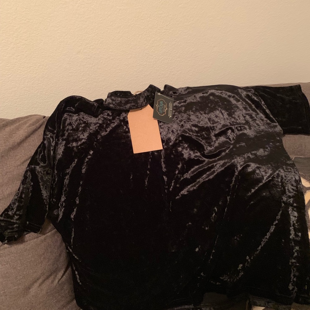 Velvet shirt sleeve top with choker collar